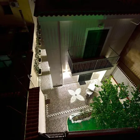 Bed & Breakfast Peonies 3*